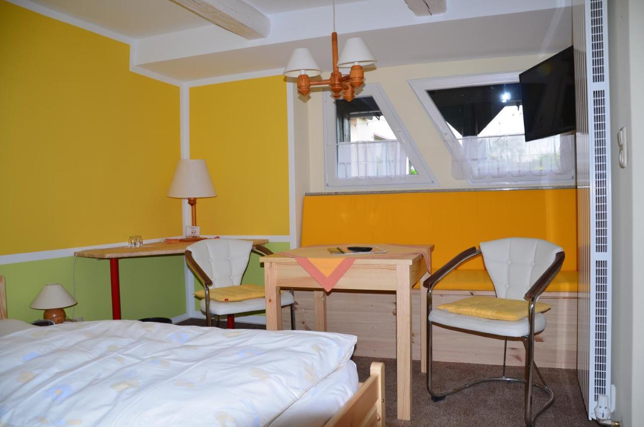 Hotel Garni & Oma'S Heuhotel 'Pension Zur Galerie' Barby Екстериор снимка