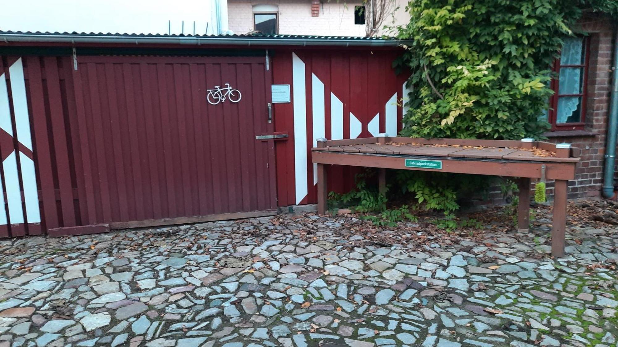 Hotel Garni & Oma'S Heuhotel 'Pension Zur Galerie' Barby Екстериор снимка