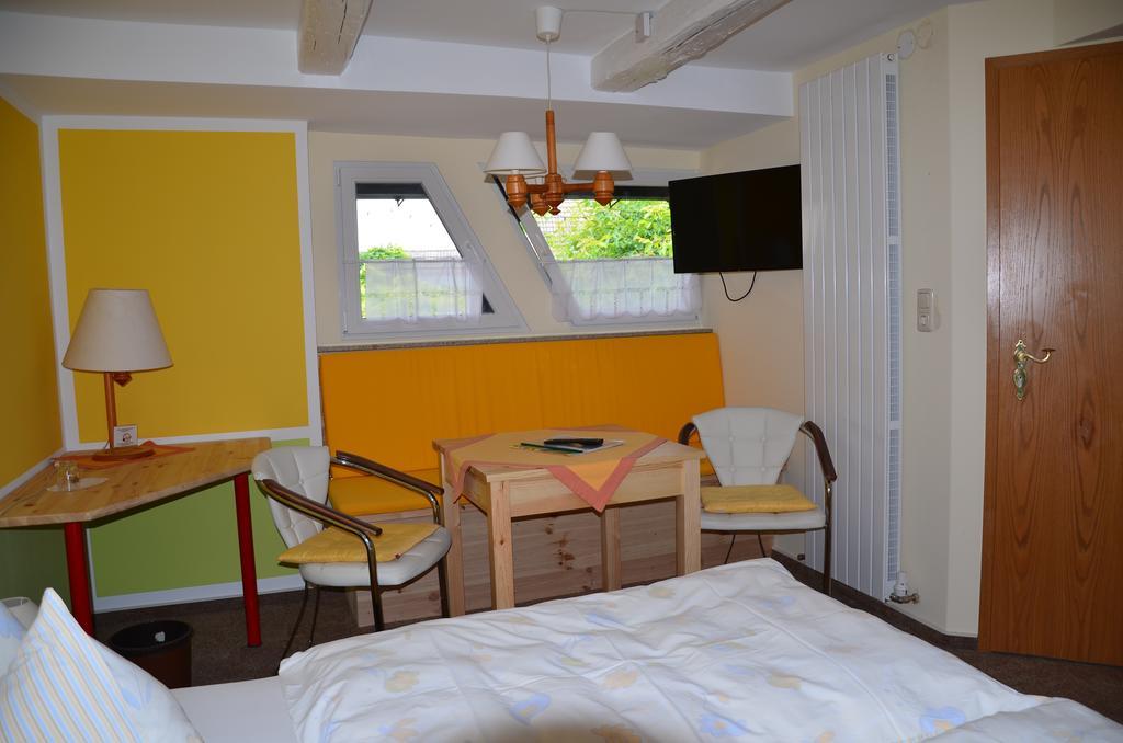 Hotel Garni & Oma'S Heuhotel 'Pension Zur Galerie' Barby Екстериор снимка